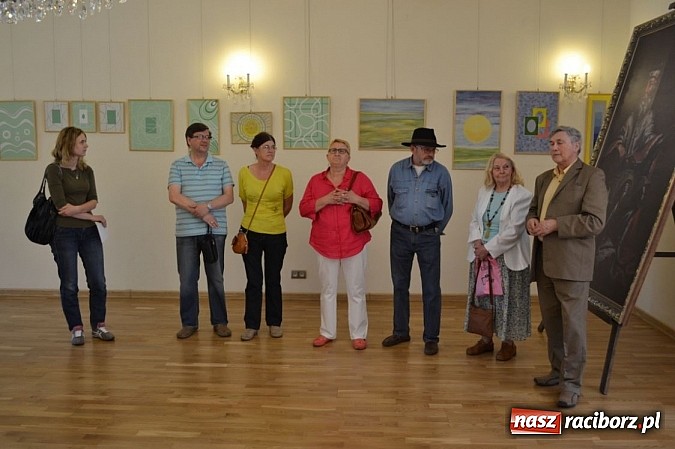 Zdjęcie w galerii na portalu naszraciborz.pl: Na zamku odbył się wernisaż wystawy Linia i kolor wiadomości z regionu