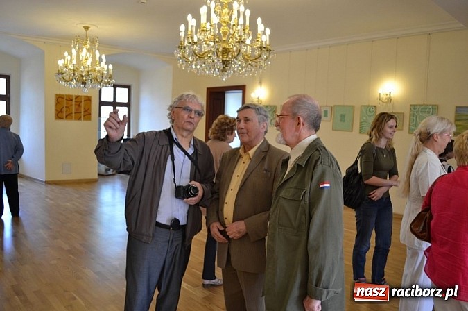 Zdjęcie w galerii na portalu naszraciborz.pl: Na zamku odbył się wernisaż wystawy Linia i kolor wiadomości z regionu