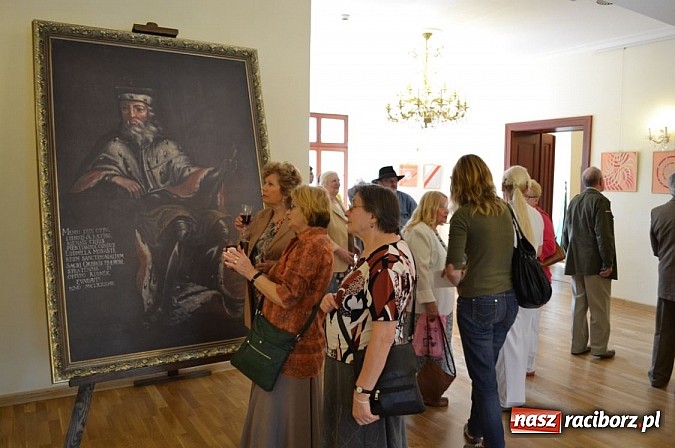 Zdjęcie w galerii na portalu naszraciborz.pl: Na zamku odbył się wernisaż wystawy Linia i kolor wiadomości z regionu