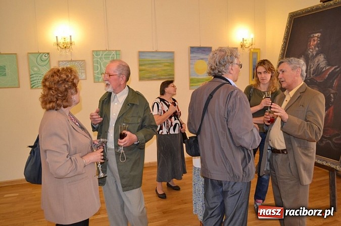 Zdjęcie w galerii na portalu naszraciborz.pl: Na zamku odbył się wernisaż wystawy Linia i kolor wiadomości z regionu
