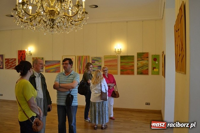 Zdjęcie w galerii na portalu naszraciborz.pl: Na zamku odbył się wernisaż wystawy Linia i kolor wiadomości z regionu