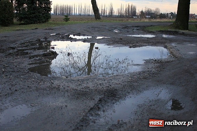 Zdjęcie w galerii na portalu naszraciborz.pl: Batalii o drogę ciąg dalszy. Mieszkańcy ulicy Ogrodowej w Wojnowicach  nie odpuszczają wiadomości z regionu