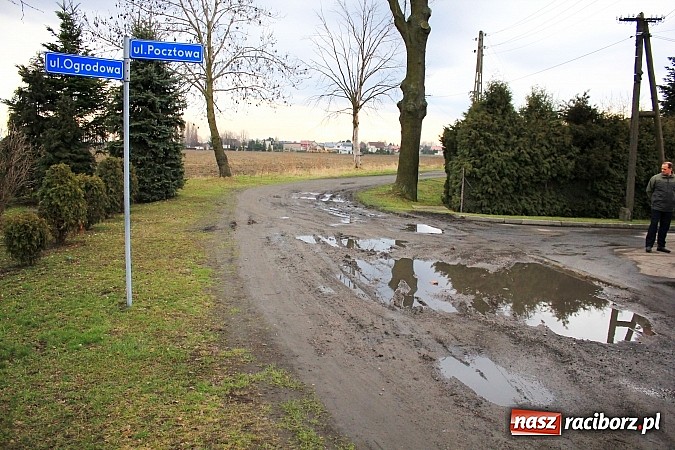 Zdjęcie w galerii na portalu naszraciborz.pl: Batalii o drogę ciąg dalszy. Mieszkańcy ulicy Ogrodowej w Wojnowicach  nie odpuszczają wiadomości z regionu