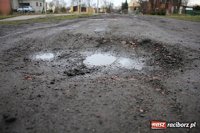 Zdjęcie w galerii na portalu naszraciborz.pl: Batalii o drogę ciąg dalszy. Mieszkańcy ulicy Ogrodowej w Wojnowicach  nie odpuszczają wiadomości z regionu