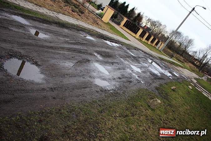 Zdjęcie w galerii na portalu naszraciborz.pl: Batalii o drogę ciąg dalszy. Mieszkańcy ulicy Ogrodowej w Wojnowicach  nie odpuszczają wiadomości z regionu