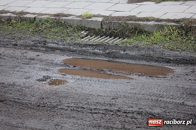 Zdjęcie w galerii na portalu naszraciborz.pl: Batalii o drogę ciąg dalszy. Mieszkańcy ulicy Ogrodowej w Wojnowicach  nie odpuszczają wiadomości z regionu