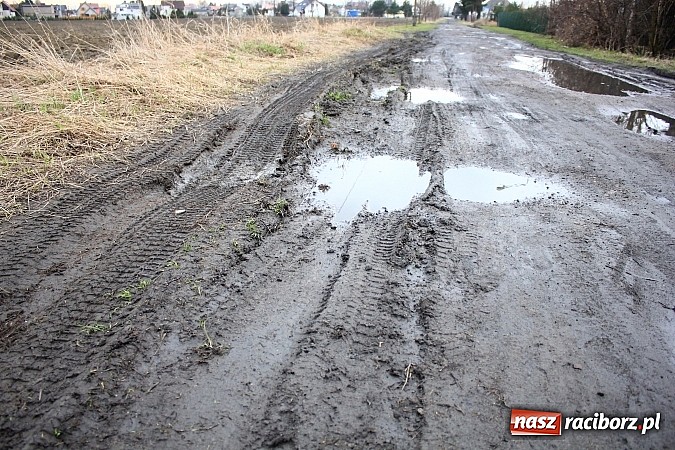 Zdjęcie w galerii na portalu naszraciborz.pl: Batalii o drogę ciąg dalszy. Mieszkańcy ulicy Ogrodowej w Wojnowicach  nie odpuszczają wiadomości z regionu