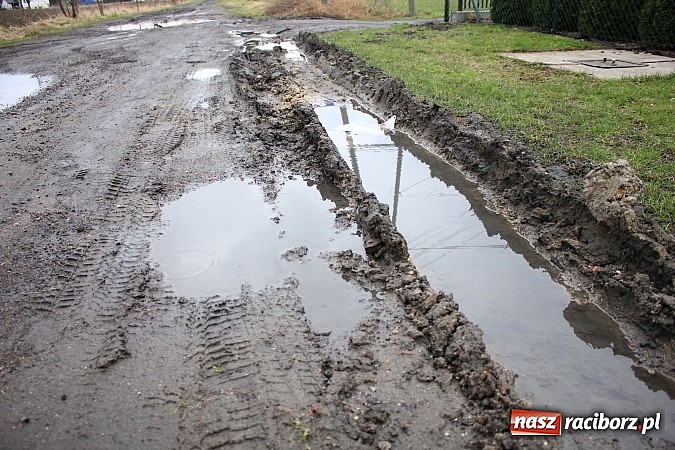 Zdjęcie w galerii na portalu naszraciborz.pl: Batalii o drogę ciąg dalszy. Mieszkańcy ulicy Ogrodowej w Wojnowicach  nie odpuszczają wiadomości z regionu