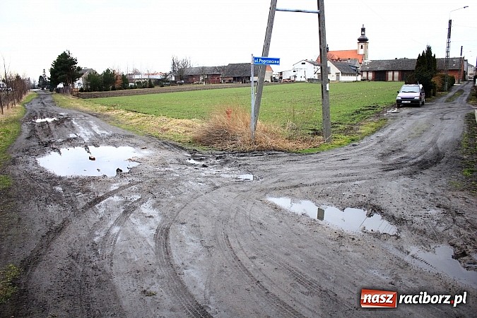 Zdjęcie w galerii na portalu naszraciborz.pl: Batalii o drogę ciąg dalszy. Mieszkańcy ulicy Ogrodowej w Wojnowicach  nie odpuszczają wiadomości z regionu
