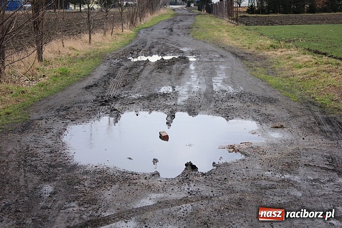 Zdjęcie w galerii na portalu naszraciborz.pl: Batalii o drogę ciąg dalszy. Mieszkańcy ulicy Ogrodowej w Wojnowicach  nie odpuszczają wiadomości z regionu