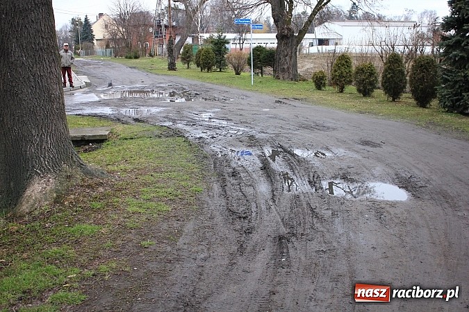 Zdjęcie w galerii na portalu naszraciborz.pl: Batalii o drogę ciąg dalszy. Mieszkańcy ulicy Ogrodowej w Wojnowicach  nie odpuszczają wiadomości z regionu