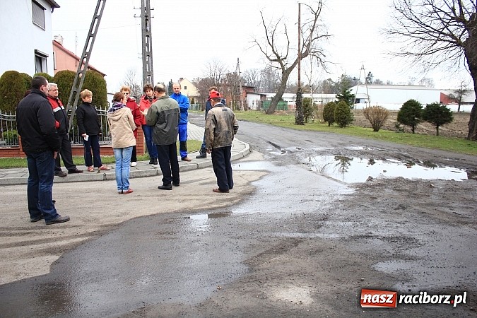 Zdjęcie w galerii na portalu naszraciborz.pl: Batalii o drogę ciąg dalszy. Mieszkańcy ulicy Ogrodowej w Wojnowicach  nie odpuszczają wiadomości z regionu