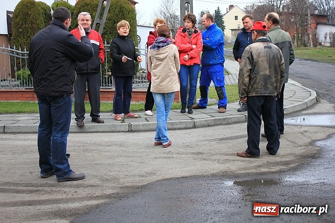Zdjęcie w galerii na portalu naszraciborz.pl: Batalii o drogę ciąg dalszy. Mieszkańcy ulicy Ogrodowej w Wojnowicach  nie odpuszczają wiadomości z regionu