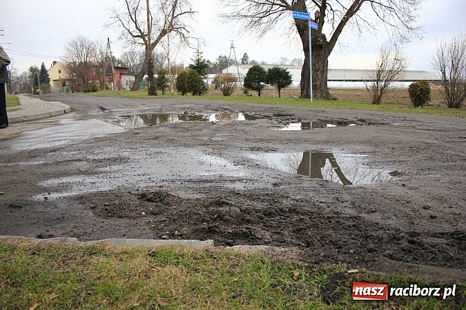 Zdjęcie w galerii na portalu naszraciborz.pl: Batalii o drogę ciąg dalszy. Mieszkańcy ulicy Ogrodowej w Wojnowicach  nie odpuszczają wiadomości z regionu