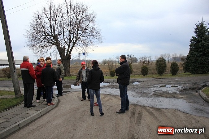 Zdjęcie w galerii na portalu naszraciborz.pl: Batalii o drogę ciąg dalszy. Mieszkańcy ulicy Ogrodowej w Wojnowicach  nie odpuszczają wiadomości z regionu
