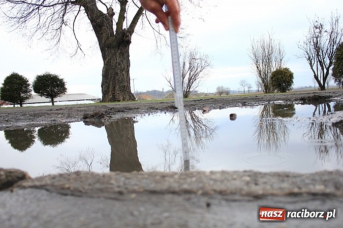 Zdjęcie w galerii na portalu naszraciborz.pl: Batalii o drogę ciąg dalszy. Mieszkańcy ulicy Ogrodowej w Wojnowicach  nie odpuszczają wiadomości z regionu