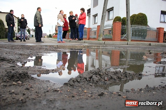 Zdjęcie w galerii na portalu naszraciborz.pl: Batalii o drogę ciąg dalszy. Mieszkańcy ulicy Ogrodowej w Wojnowicach  nie odpuszczają wiadomości z regionu