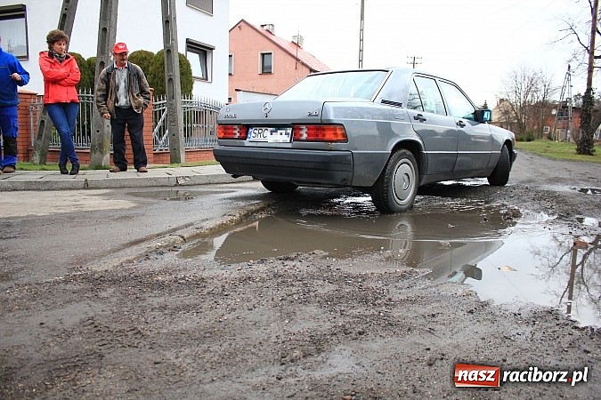 Zdjęcie w galerii na portalu naszraciborz.pl: Batalii o drogę ciąg dalszy. Mieszkańcy ulicy Ogrodowej w Wojnowicach  nie odpuszczają wiadomości z regionu