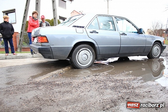 Zdjęcie w galerii na portalu naszraciborz.pl: Batalii o drogę ciąg dalszy. Mieszkańcy ulicy Ogrodowej w Wojnowicach  nie odpuszczają wiadomości z regionu