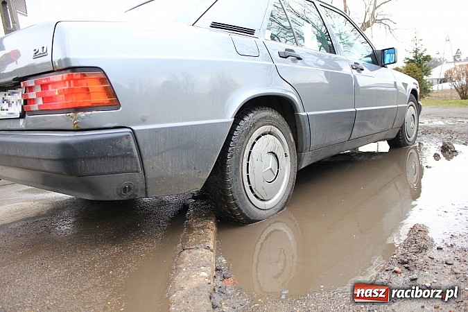 Zdjęcie w galerii na portalu naszraciborz.pl: Batalii o drogę ciąg dalszy. Mieszkańcy ulicy Ogrodowej w Wojnowicach  nie odpuszczają wiadomości z regionu