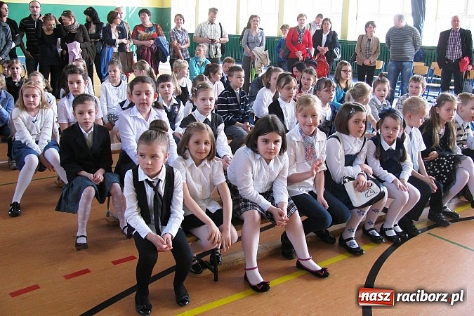 Zdjęcie w galerii na portalu naszraciborz.pl: Hania z SP 15 wyrecytowała trzecie miejsce wiadomości z regionu