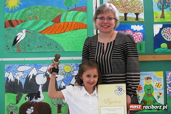 Zdjęcie w galerii na portalu naszraciborz.pl: Hania z SP 15 wyrecytowała trzecie miejsce wiadomości z regionu