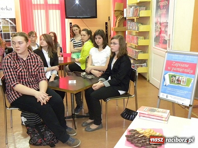 Zdjęcie w galerii na portalu naszraciborz.pl: Tajemnice pamiętników - konkurs w książnicy wiadomości z regionu