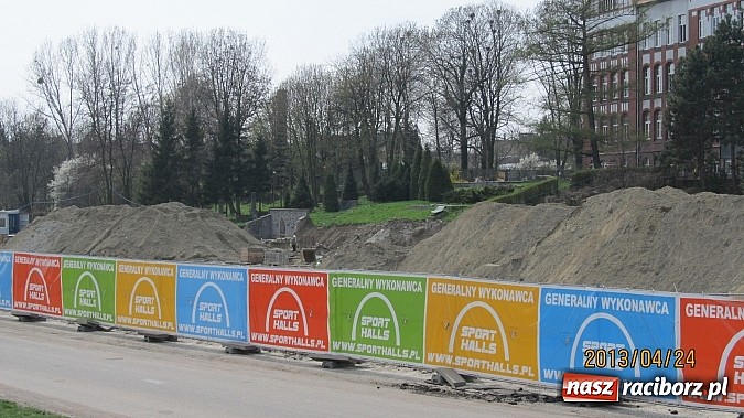 Zdjęcie w galerii na portalu naszraciborz.pl: Budowa nowej hali lekkoatletycznej przy SMS-ie idzie zgodnie z planem wiadomości z regionu