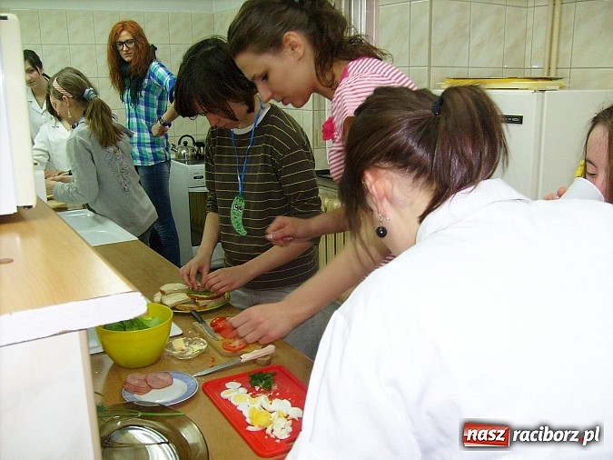 Zdjęcie w galerii na portalu naszraciborz.pl: Dietetycy z Medyka przekonują do jedzenia drugiego śniadania wiadomości z regionu