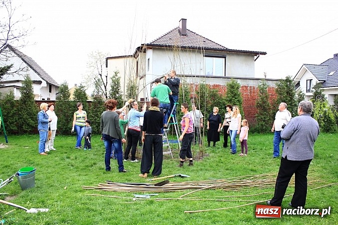 Zdjęcie w galerii na portalu naszraciborz.pl: Przy przedszkolu w Łęgu stanął wiklinowy szałas wiadomości z regionu