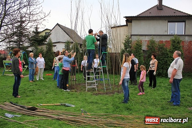 Zdjęcie w galerii na portalu naszraciborz.pl: Przy przedszkolu w Łęgu stanął wiklinowy szałas wiadomości z regionu