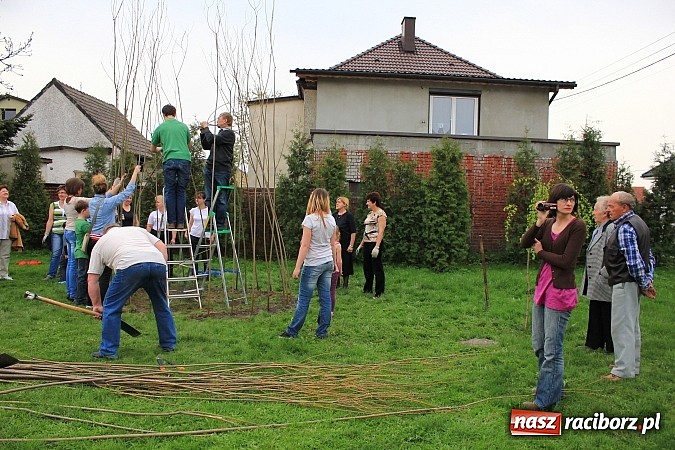 Zdjęcie w galerii na portalu naszraciborz.pl: Przy przedszkolu w Łęgu stanął wiklinowy szałas wiadomości z regionu