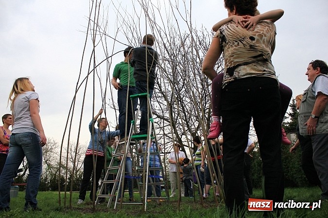 Zdjęcie w galerii na portalu naszraciborz.pl: Przy przedszkolu w Łęgu stanął wiklinowy szałas wiadomości z regionu