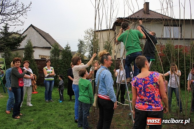 Zdjęcie w galerii na portalu naszraciborz.pl: Przy przedszkolu w Łęgu stanął wiklinowy szałas wiadomości z regionu