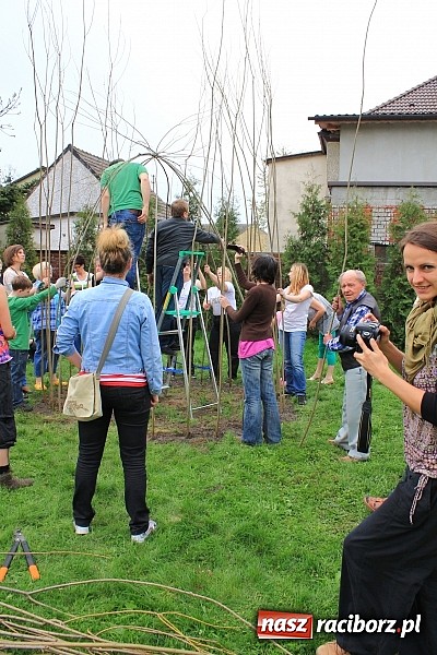 Zdjęcie w galerii na portalu naszraciborz.pl: Przy przedszkolu w Łęgu stanął wiklinowy szałas wiadomości z regionu