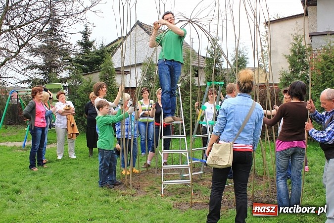 Zdjęcie w galerii na portalu naszraciborz.pl: Przy przedszkolu w Łęgu stanął wiklinowy szałas wiadomości z regionu