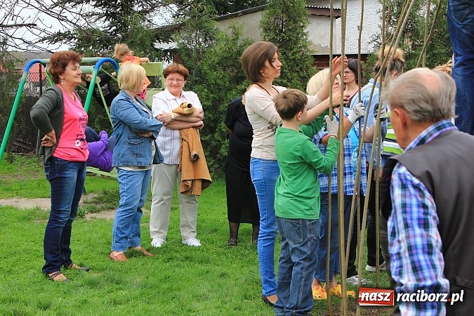 Zdjęcie w galerii na portalu naszraciborz.pl: Przy przedszkolu w Łęgu stanął wiklinowy szałas wiadomości z regionu