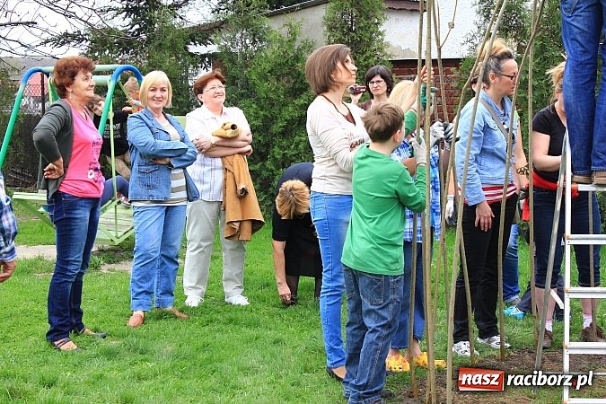 Zdjęcie w galerii na portalu naszraciborz.pl: Przy przedszkolu w Łęgu stanął wiklinowy szałas wiadomości z regionu