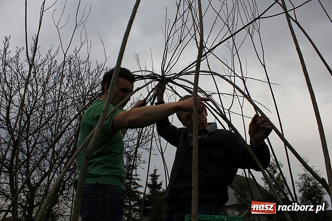 Zdjęcie w galerii na portalu naszraciborz.pl: Przy przedszkolu w Łęgu stanął wiklinowy szałas wiadomości z regionu