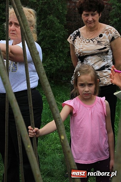 Zdjęcie w galerii na portalu naszraciborz.pl: Przy przedszkolu w Łęgu stanął wiklinowy szałas wiadomości z regionu