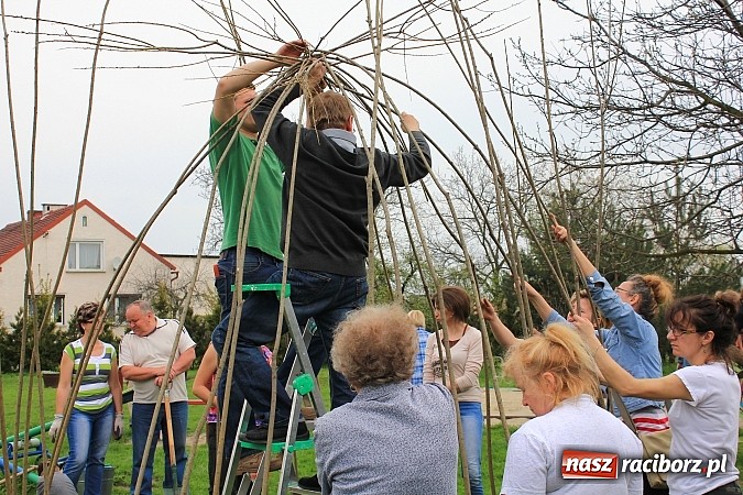 Zdjęcie w galerii na portalu naszraciborz.pl: Przy przedszkolu w Łęgu stanął wiklinowy szałas wiadomości z regionu