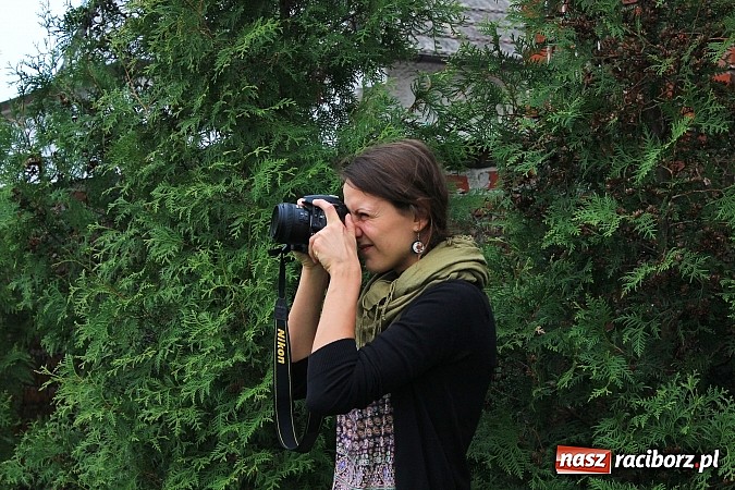 Zdjęcie w galerii na portalu naszraciborz.pl: Przy przedszkolu w Łęgu stanął wiklinowy szałas wiadomości z regionu