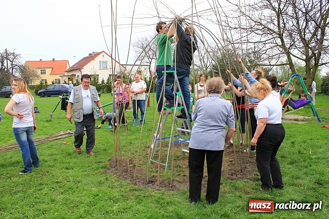 Zdjęcie w galerii na portalu naszraciborz.pl: Przy przedszkolu w Łęgu stanął wiklinowy szałas wiadomości z regionu