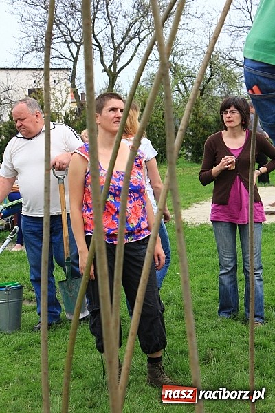 Zdjęcie w galerii na portalu naszraciborz.pl: Przy przedszkolu w Łęgu stanął wiklinowy szałas wiadomości z regionu
