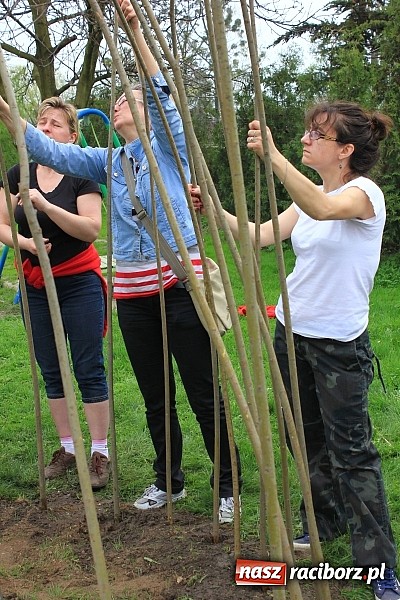 Zdjęcie w galerii na portalu naszraciborz.pl: Przy przedszkolu w Łęgu stanął wiklinowy szałas wiadomości z regionu