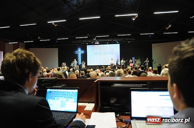 Zdjęcie w galerii na portalu naszraciborz.pl: Kościół Zielonoświątkowy świętuje dziś otwarcie sali nabożeństw wiadomości z regionu