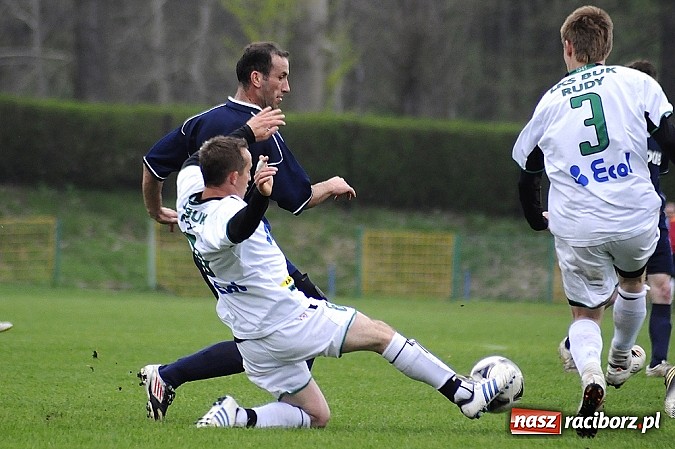 Zdjęcie w galerii na portalu naszraciborz.pl: Zwycięstwo Buku w derbach gminy wiadomości z regionu