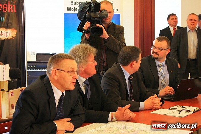 Zdjęcie w galerii na portalu naszraciborz.pl: Droga Racibórz-Pszczyna. Marszałek wylał na samorządowców kubeł zimnej wody wiadomości z regionu