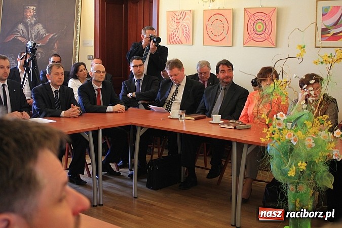 Zdjęcie w galerii na portalu naszraciborz.pl: Droga Racibórz-Pszczyna. Marszałek wylał na samorządowców kubeł zimnej wody wiadomości z regionu