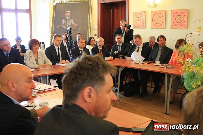 Zdjęcie w galerii na portalu naszraciborz.pl: Droga Racibórz-Pszczyna. Marszałek wylał na samorządowców kubeł zimnej wody wiadomości z regionu